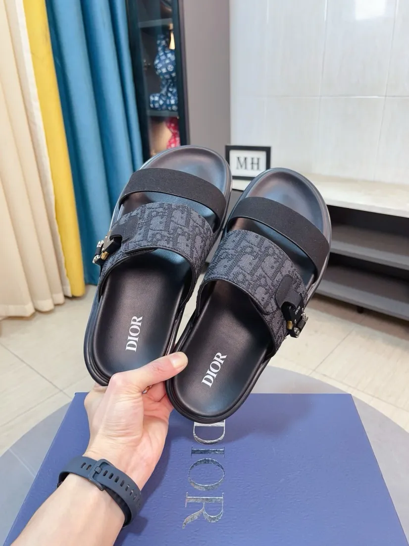 Men's Men's Shoes 💰320🌸🌸Dior Aqua Men's Sandals Slippers. Showcasing Dior haute couture design. The Dior gray suede strap is accented with an aluminum Dior buckle for added style. Paired with a comfortable tonal notch sole, they pair easily with shorts or jeans for a sophisticated look. Main body: suede cow leather, technical fabric lining: cow leather, with adjustable straps, aluminum Dior buckle, Dior gray EVA insole, tonal notch rubber outsole splicing structure👌👌size: 38-44 (45.46 customized)